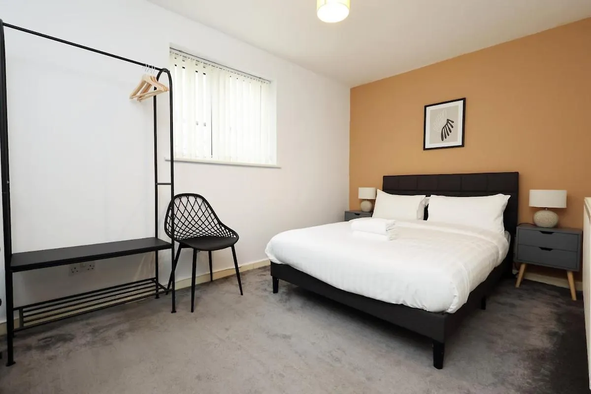 Spacious 4 Bed House Near Cardiff City Centre, Perfect For Families, Groups & Contractors With Free Wifi 0*,  영국