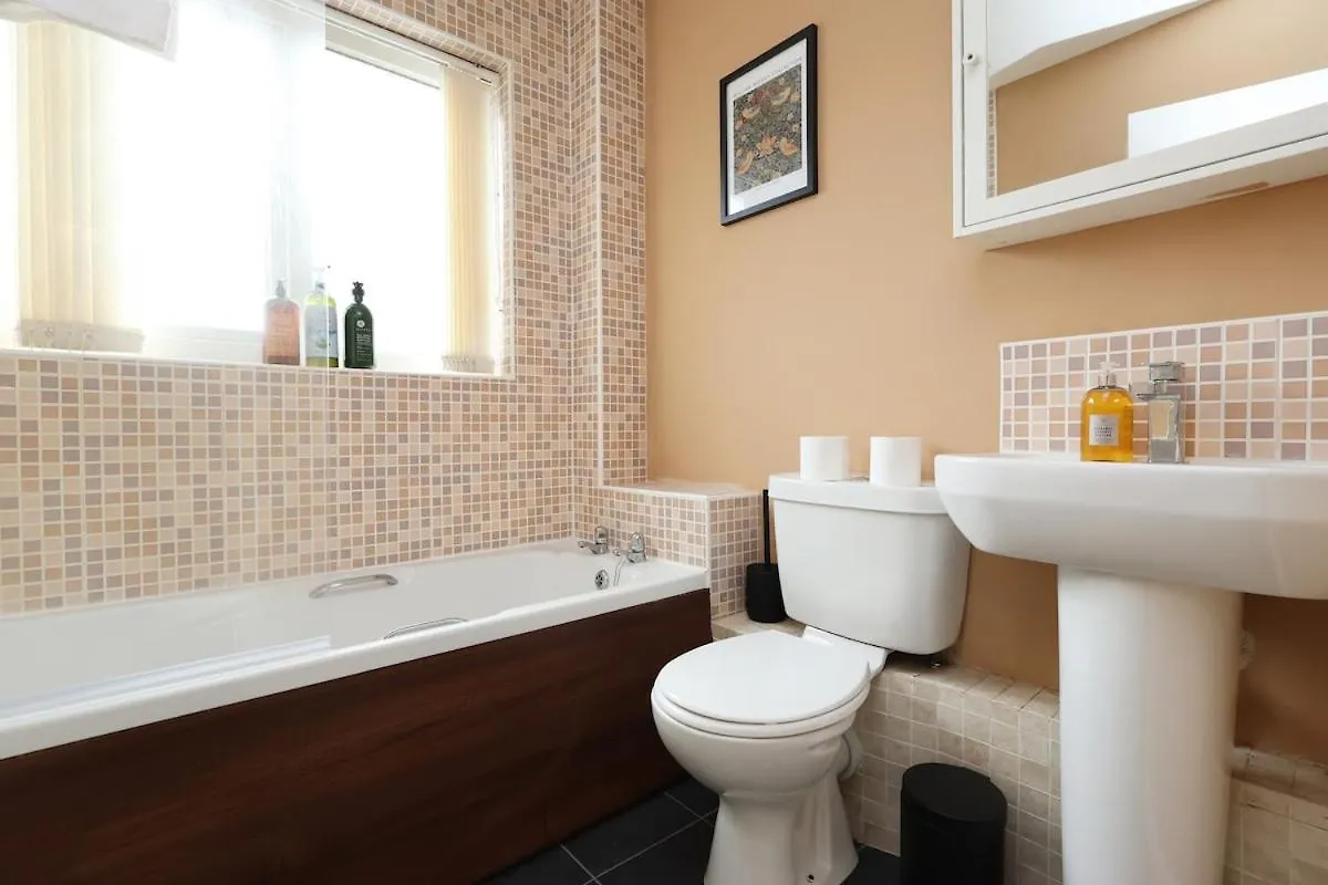 펜션 Spacious 4 Bed House Near Cardiff City Centre, Perfect For Families, Groups & Contractors With Free Wifi