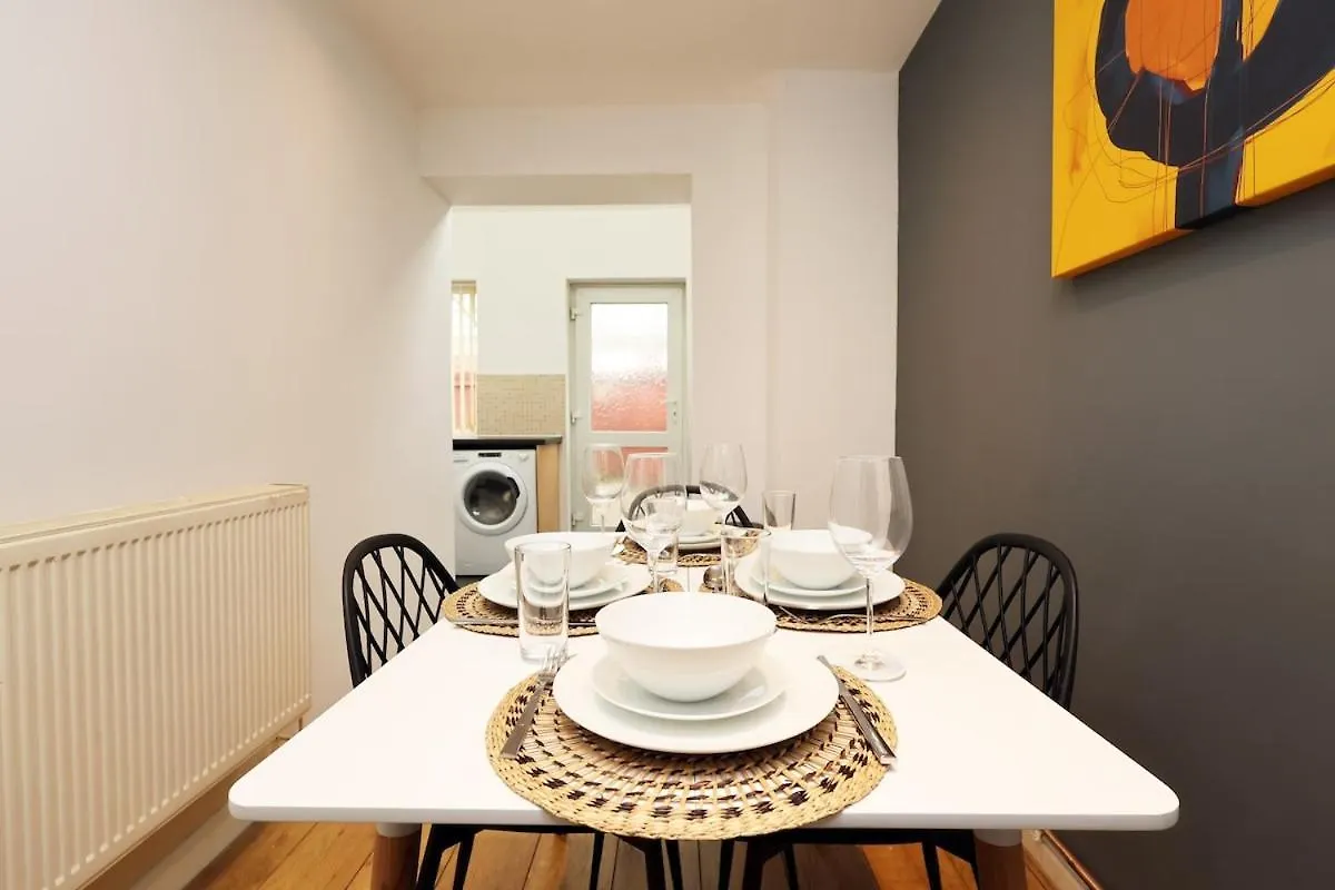 Spacious 4 Bed House Near Cardiff City Centre, Perfect For Families, Groups & Contractors With Free Wifi 영국