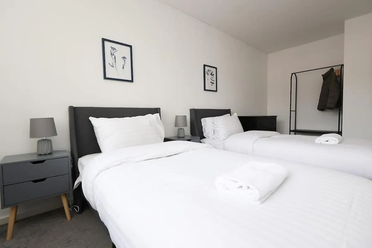 Spacious 4 Bed House Near Cardiff City Centre, Perfect For Families, Groups & Contractors With Free Wifi 펜션