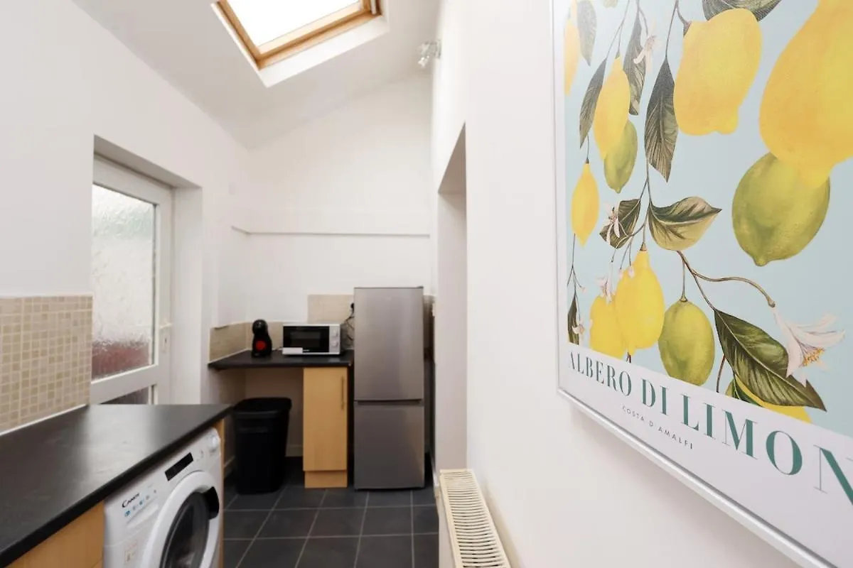 Spacious 4 Bed House Near Cardiff City Centre, Perfect For Families, Groups & Contractors With Free Wifi 영국