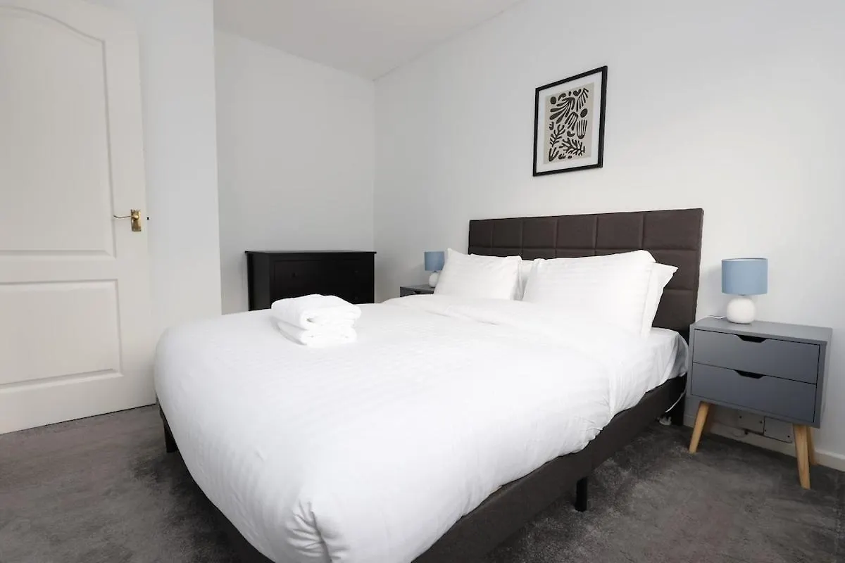 Spacious 4 Bed House Near Cardiff City Centre, Perfect For Families, Groups & Contractors With Free Wifi 0*,  영국