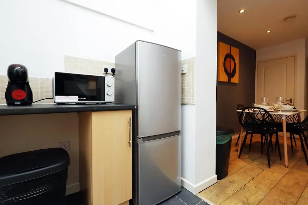 펜션 Spacious 4 Bed House Near Cardiff City Centre, Perfect For Families, Groups & Contractors With Free Wifi