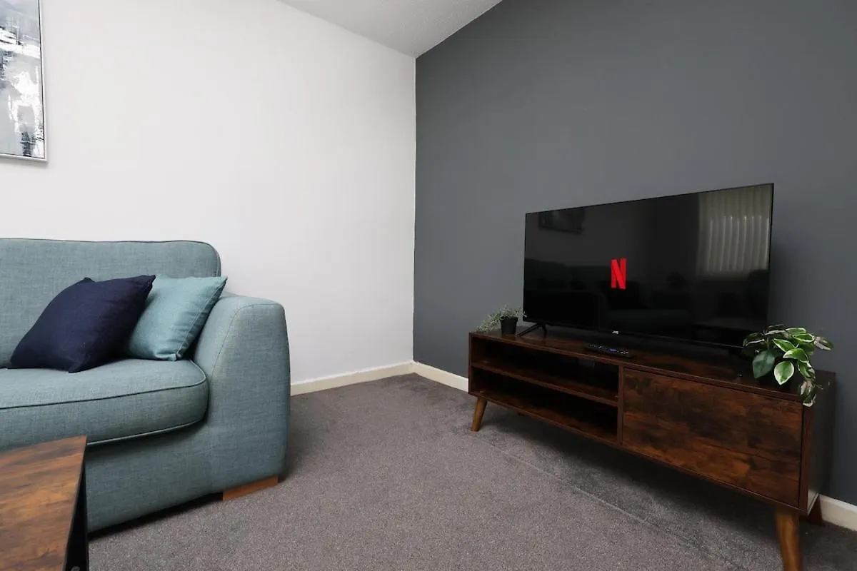 Spacious 4 Bed House Near Cardiff City Centre, Perfect For Families, Groups & Contractors With Free Wifi